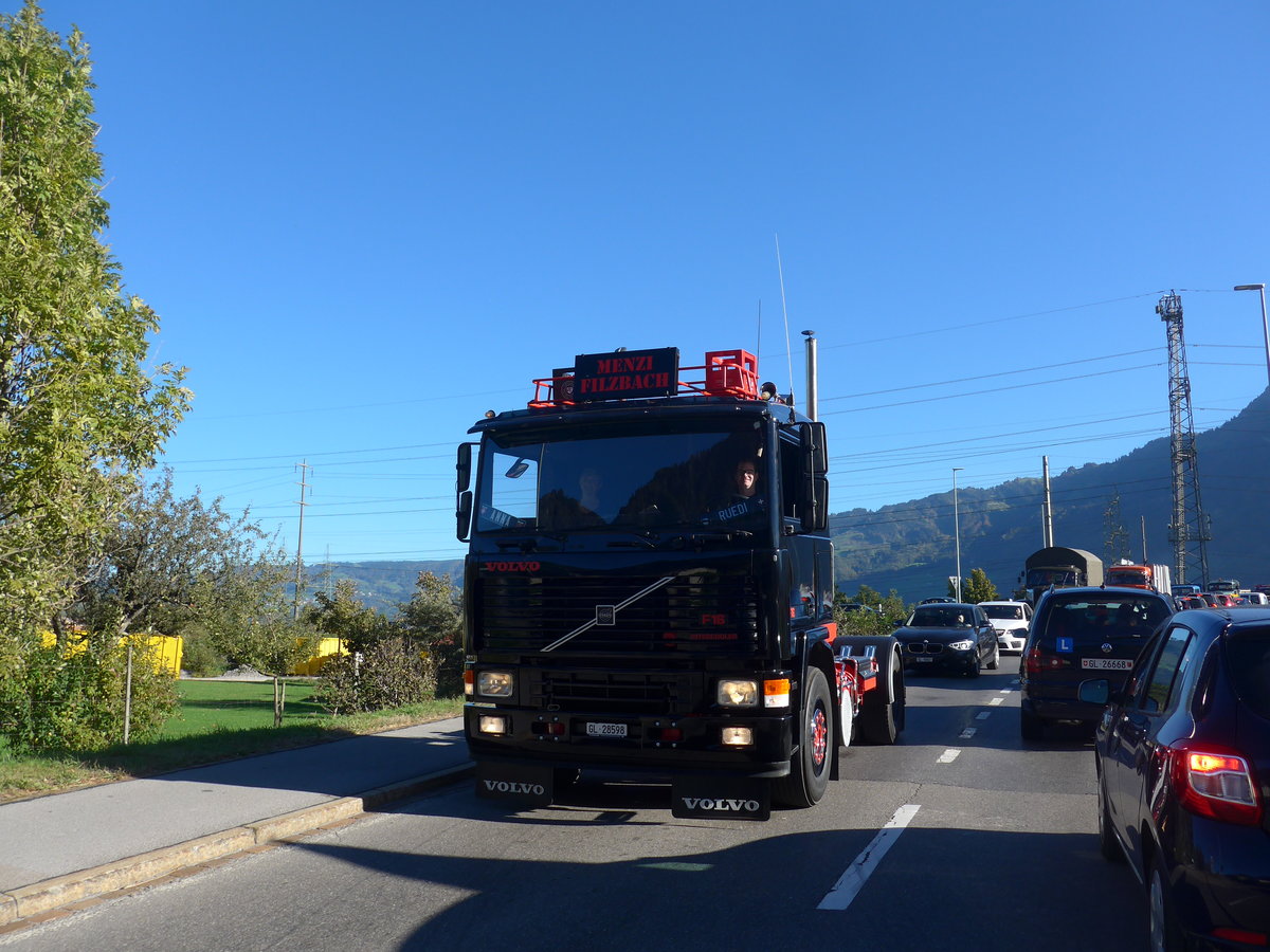 (198'217) - Menzi, Filzbach - GL 28'598 - Volvo am 13. Oktober 2018 in Bilten, Sch�niserstrasse