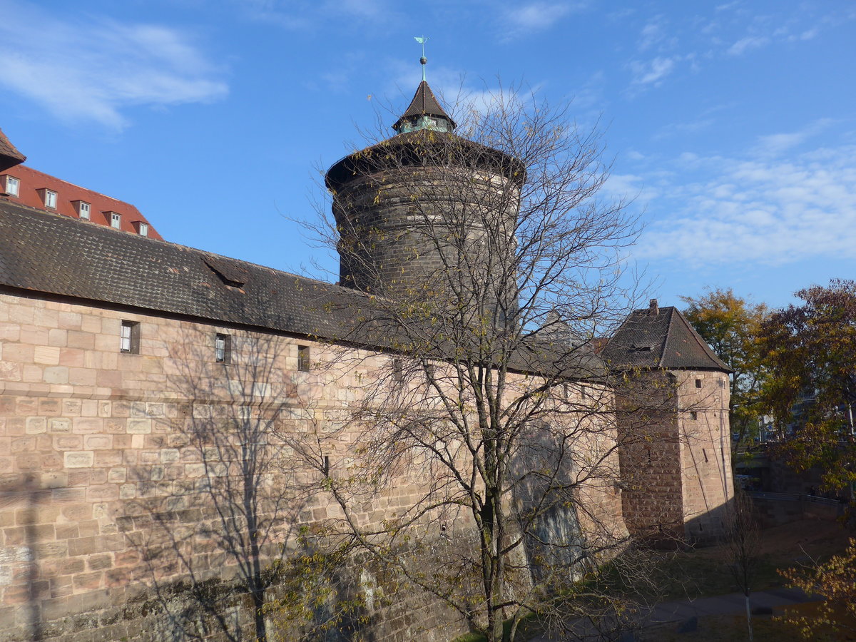 (198'309) - Stadtmauer  mit Neutorturm am 16. Oktober 2018 in N�rnberg