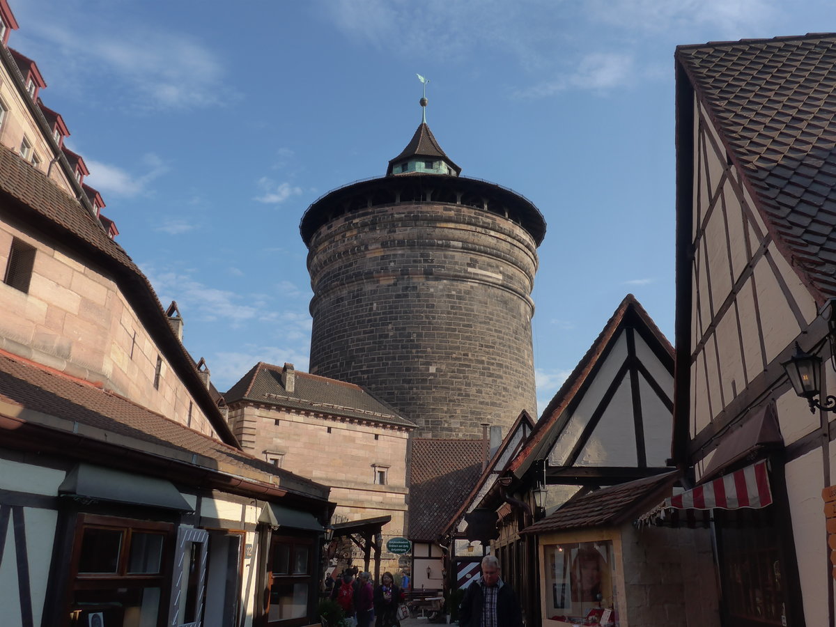 (198'311) - Der Neutorturm am 16. Oktober 2018 in N�rnberg