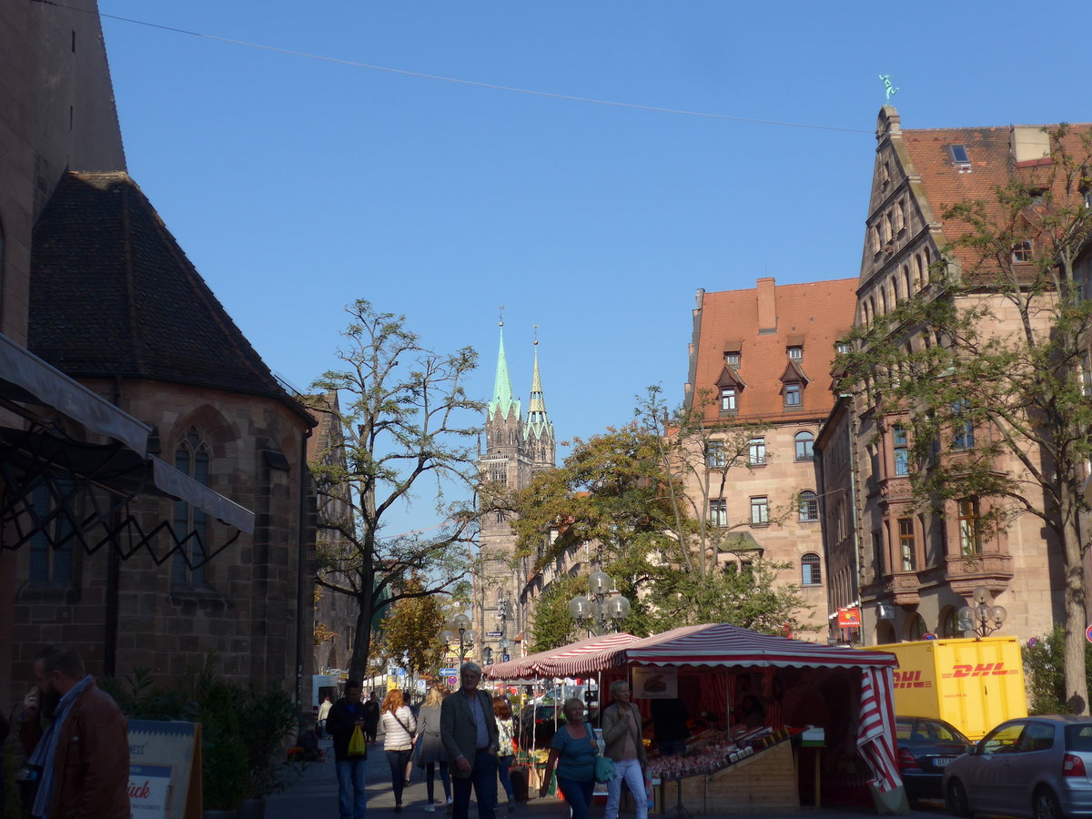 (198'326) - Strasse mit Lorenzkirche am 16. Oktober 2018 in N�rnberg