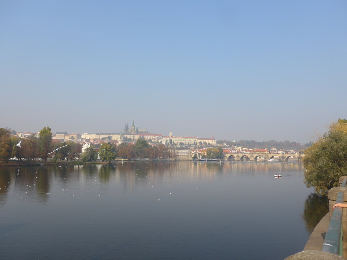 (198'387) - An der Moldau mit Prager Burg und Karlsbr�cke am 18. Oktober 2018 in Praha