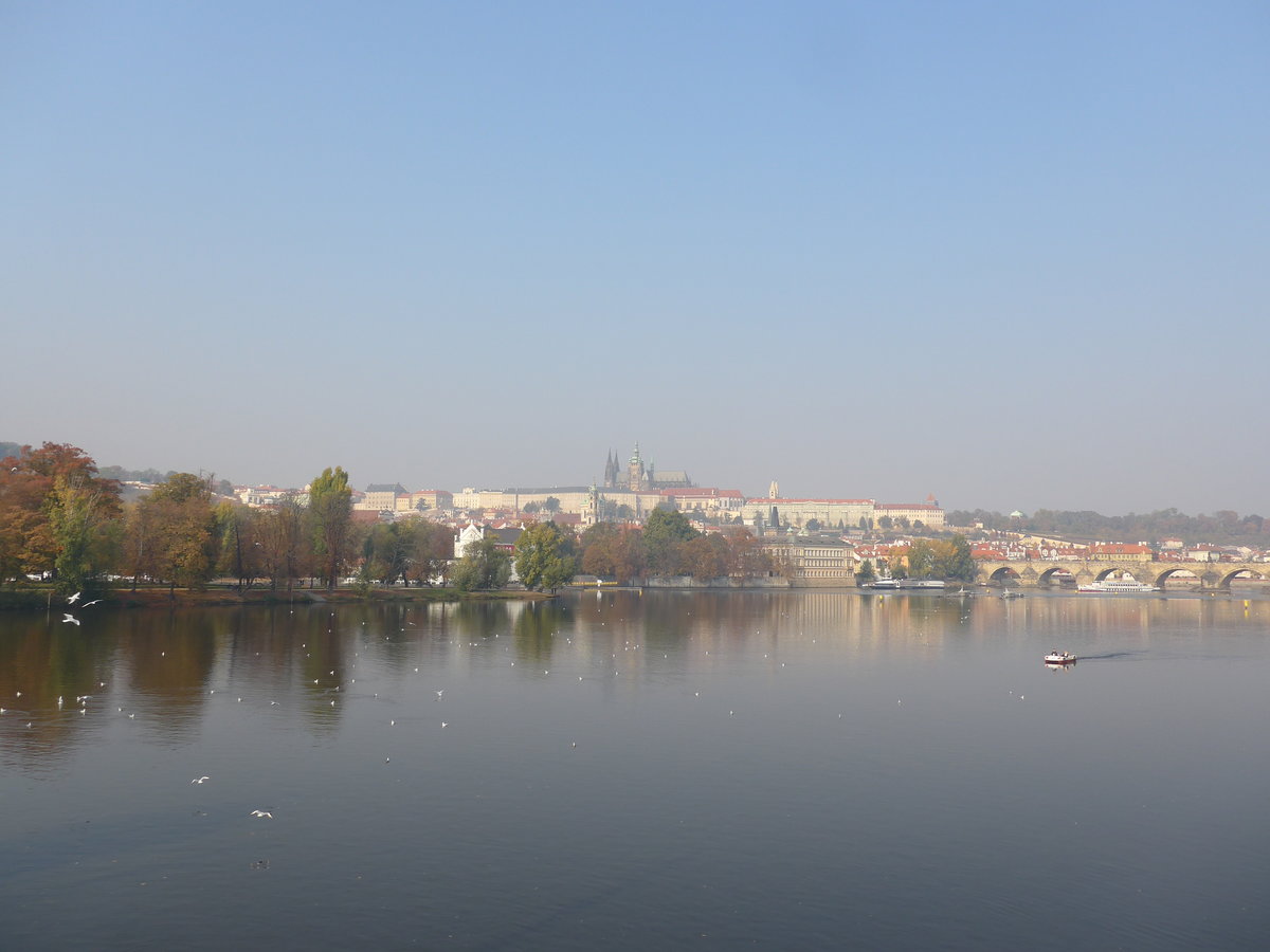 (198'389) - An der Moldau mit Prager Burg und Karlsbr�cke am 18. Oktober 2018 in Praha