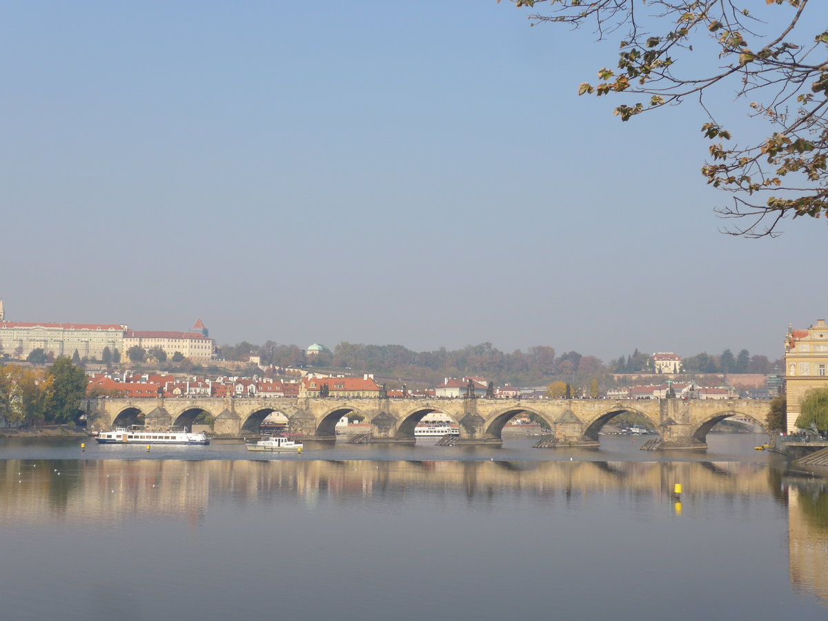 (198'399) - Karlsbr�cke �ber die Moldau am 18. Oktober 2018 in Praha