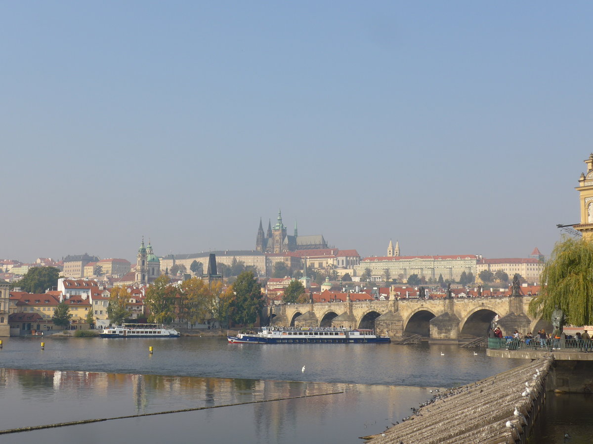 (198'401) - Prager Burg und Karlsbr�cke an der Moldau am 18. Oktober 2018 in Praha