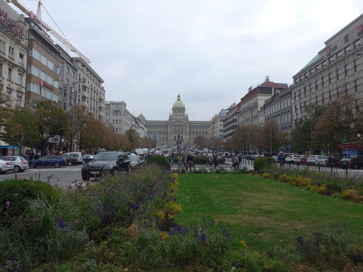 (198'650) - Der Wenzelsplatz und das Nationalmuseum am 19. Oktober 2018 in Praha