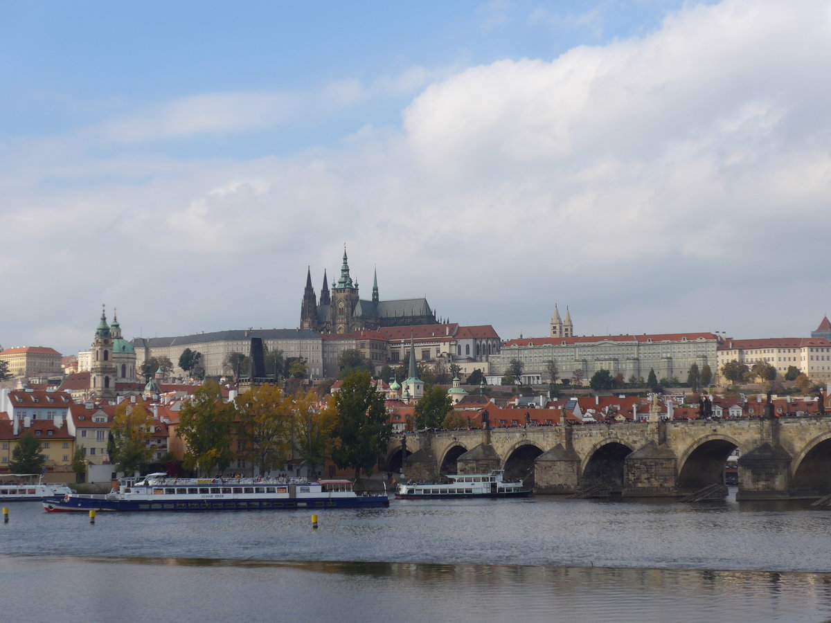 (198'881) - Die Moldau mit Pragerburg und Karlsbr�cke am 20. Oktober 2018 in Praha