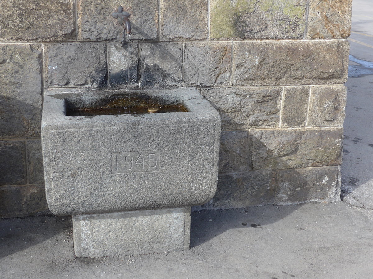 (201'851) - Kleiner Brunnen von 1945 am 2. M�rz 2019 beim Bahnhof Pontresina