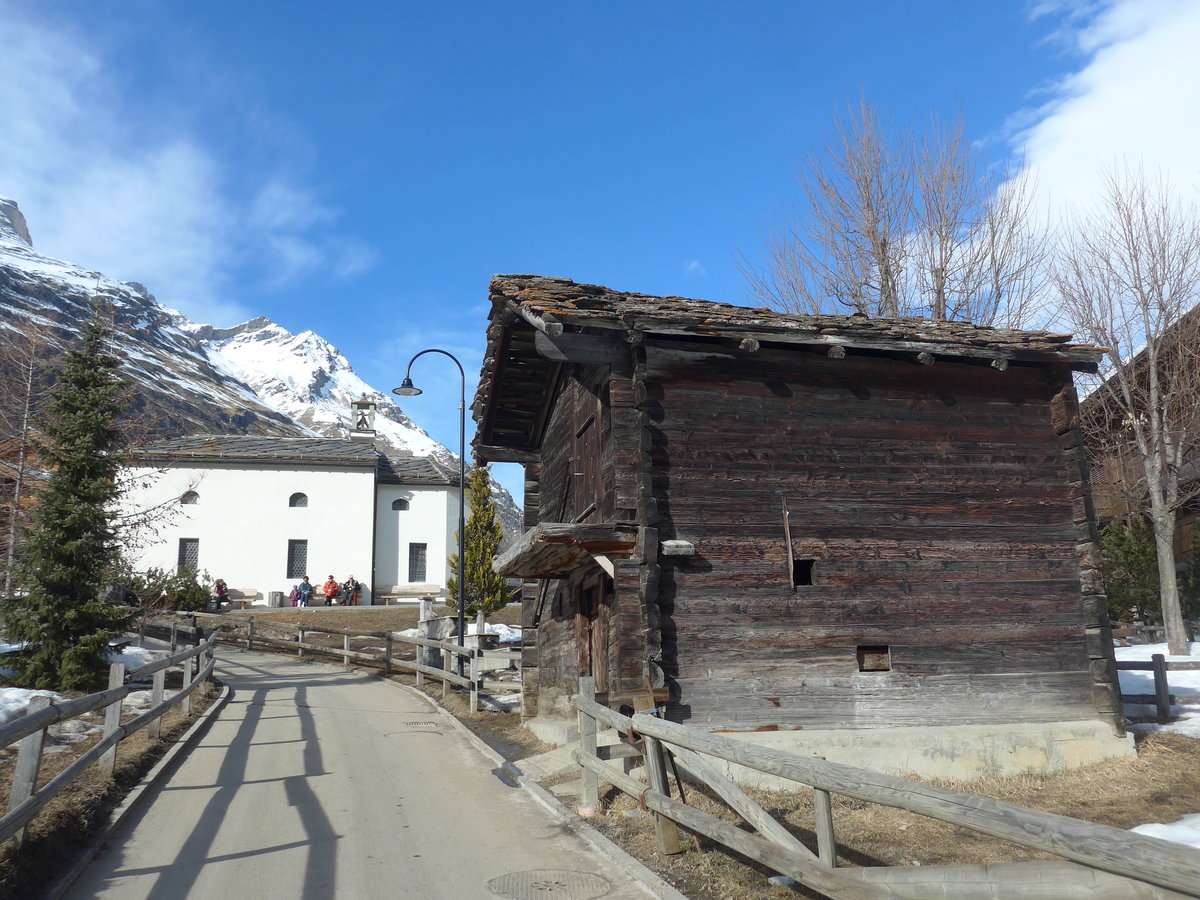 (201'886) - Kapelle und Schober am 3. M�rz 2019 in Zermatt, Winkelmatten