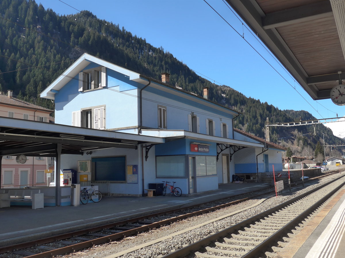 (202'556) - Der Bahnhof von Ambr�-Piotta am 19. M�rz 2019