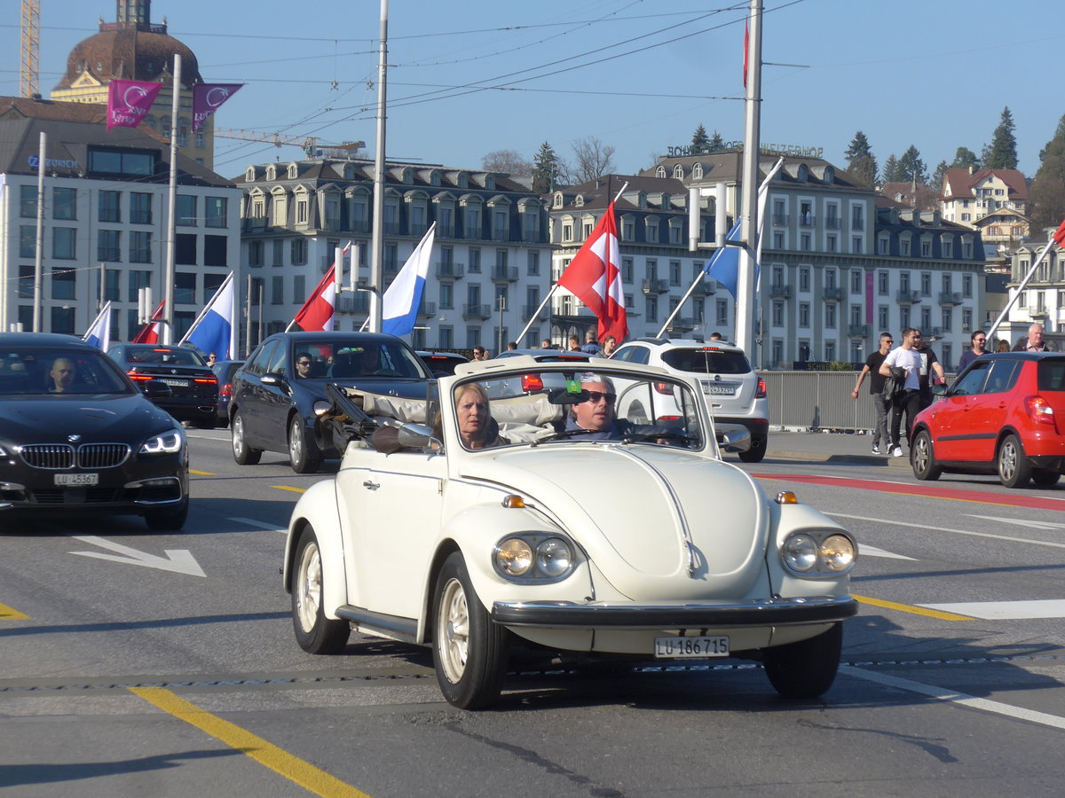 (203'357) - VW-K�fer - LU 186'715 - am 30. M�rz 2019 in Luzern, Bahnhofbr�cke