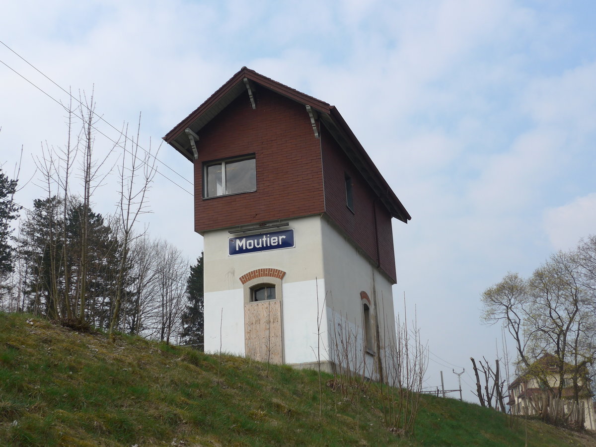 (203'577) - Stellwerk am 13. April 2019 beim Bahnhof Moutier