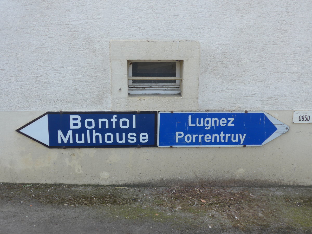 (203'716) - Alter und neuer Wegweiser am 15. April in Beurnev�sin