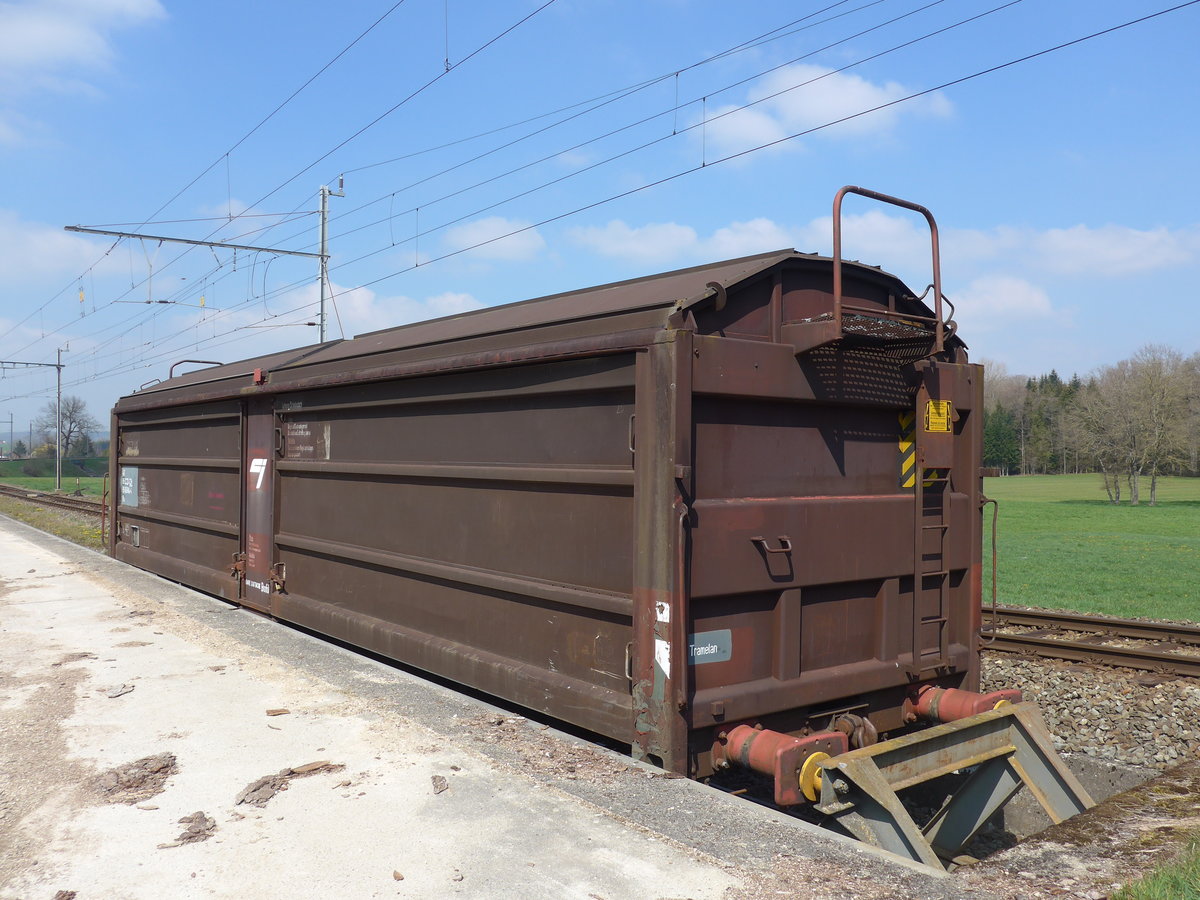 (203'748) - CJ-G�terwagen - Nr. 684-4 - am 15. April 2019 beim Bahnhof Vendlincourt