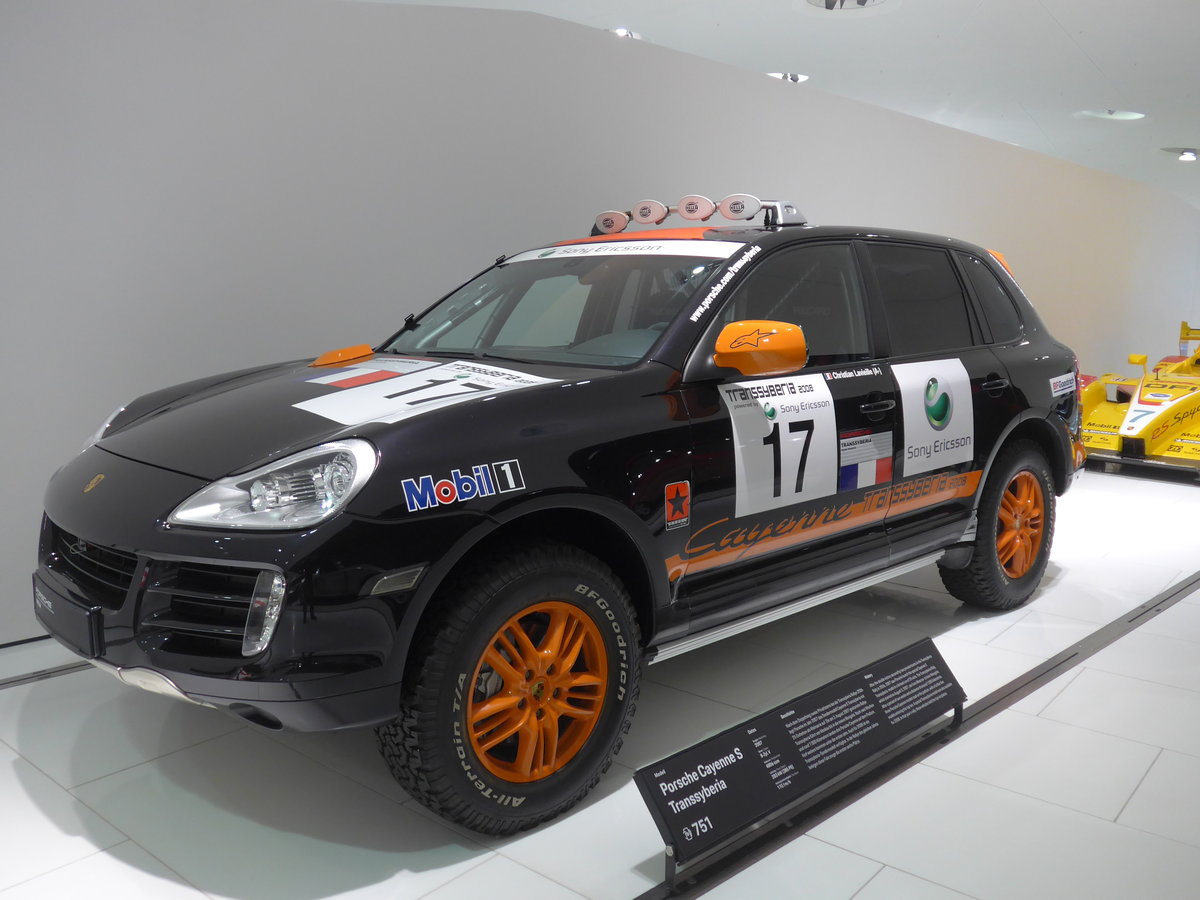 (204'631) - Porsche Cayenne am 9. Mai 2019 in Zuffenhausen, Porsche Museum