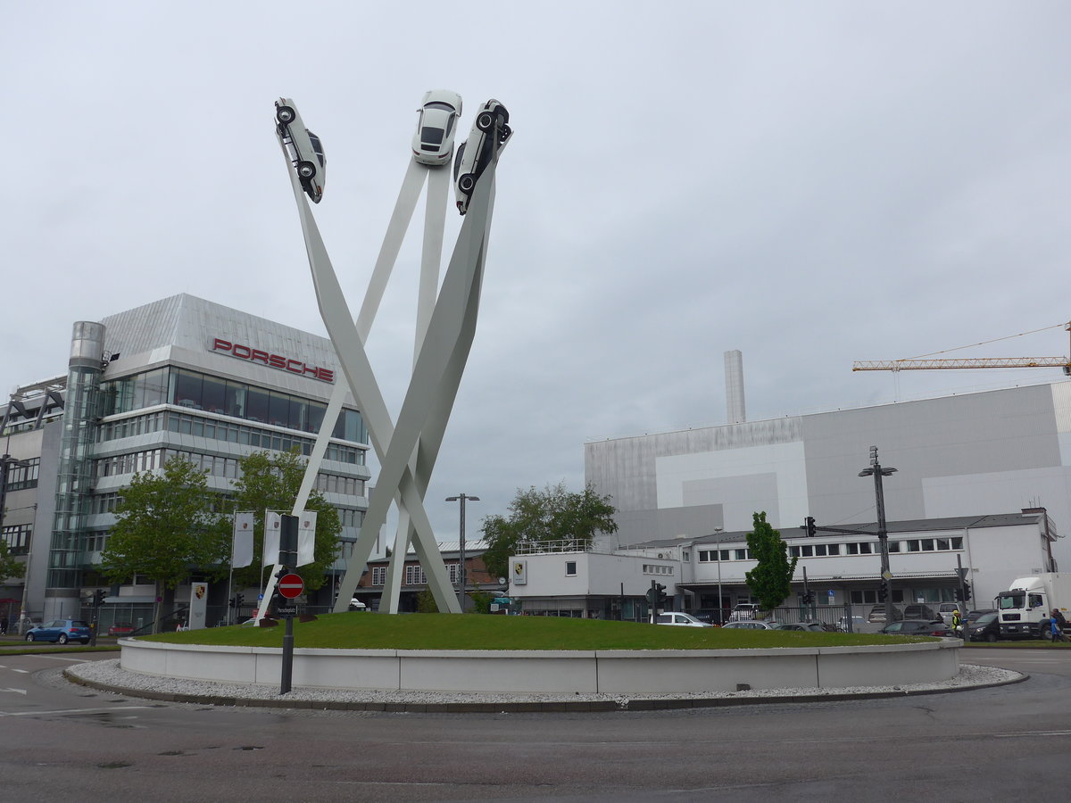 (204'660) - Kreisel mit drei Porsches am 9. Mai 2019 in Zuffenhausen