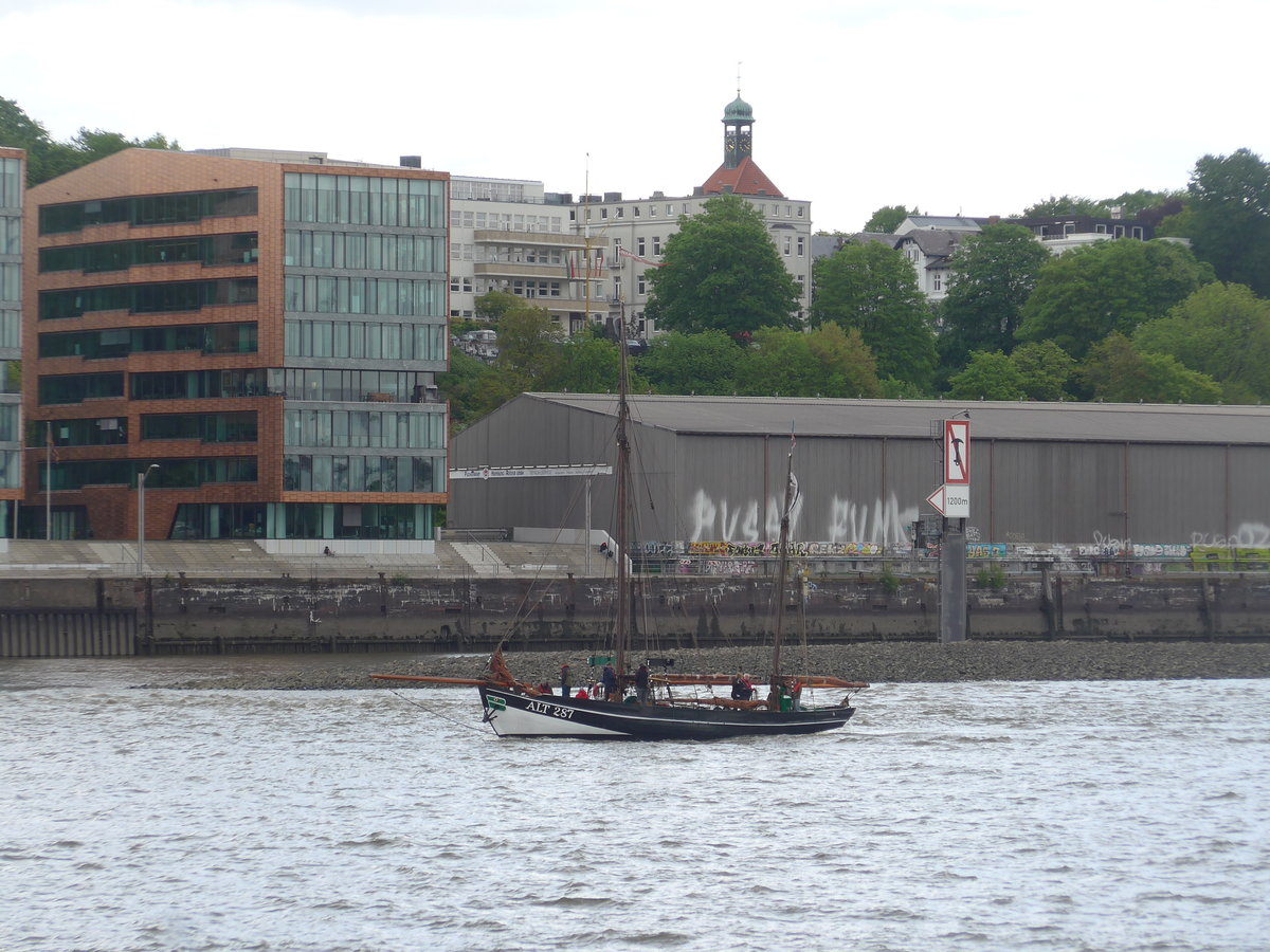 (204'817) - 830. Hafengeburtstag mit Schiffsparade am 10. Mai 2019 auf der Elbe in Hamburg