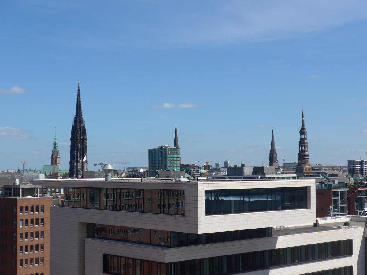 (204'905) - Ueber den D�chern von Hamburg am 11. Mai 2019
