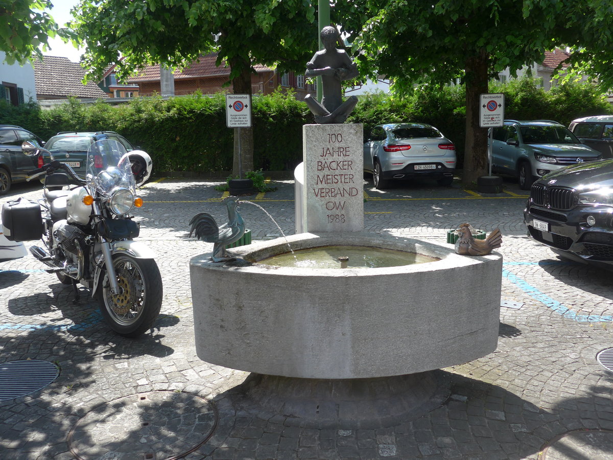 (205'950) - Brunnen von 1988 am 8. Juni 2019 in Sarnen