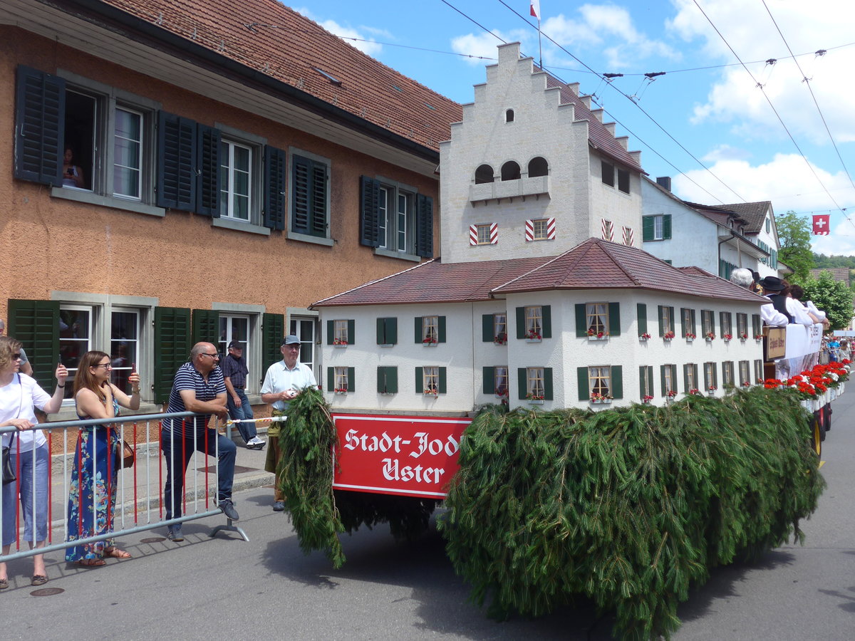 (206'692) - Schloss Uster am 23. Juni 2019 am Jodlerfest-Umzug in Winterthur