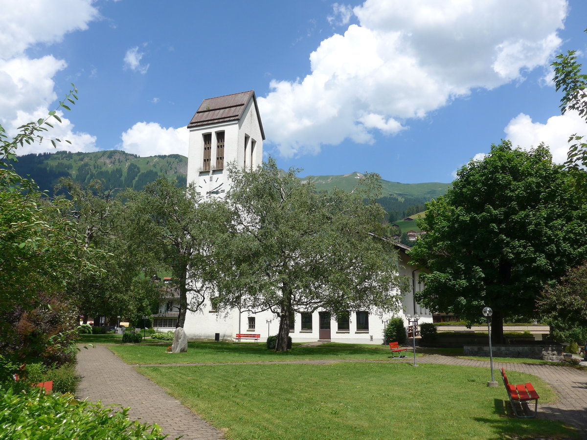 (206'939) - Die Kirche Lenk mit B�umen am 1. Juli 2019