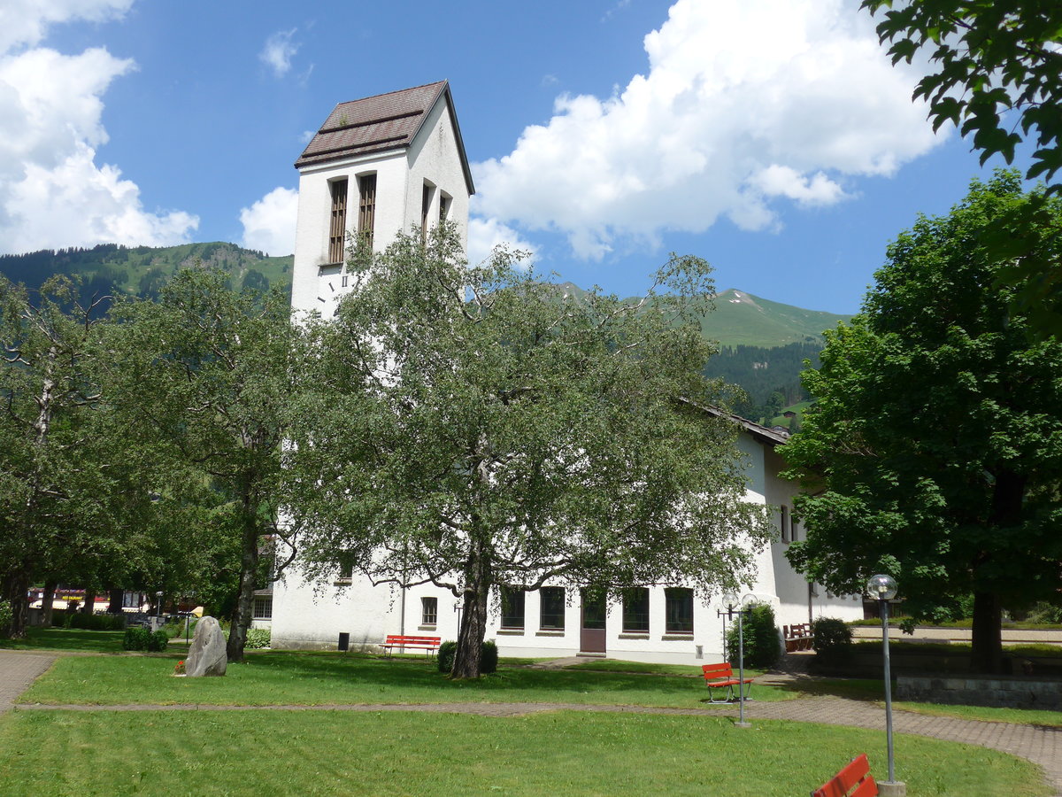 (206'940) - Die Kirche Lenk mit B�umen am 1. Juli 2019