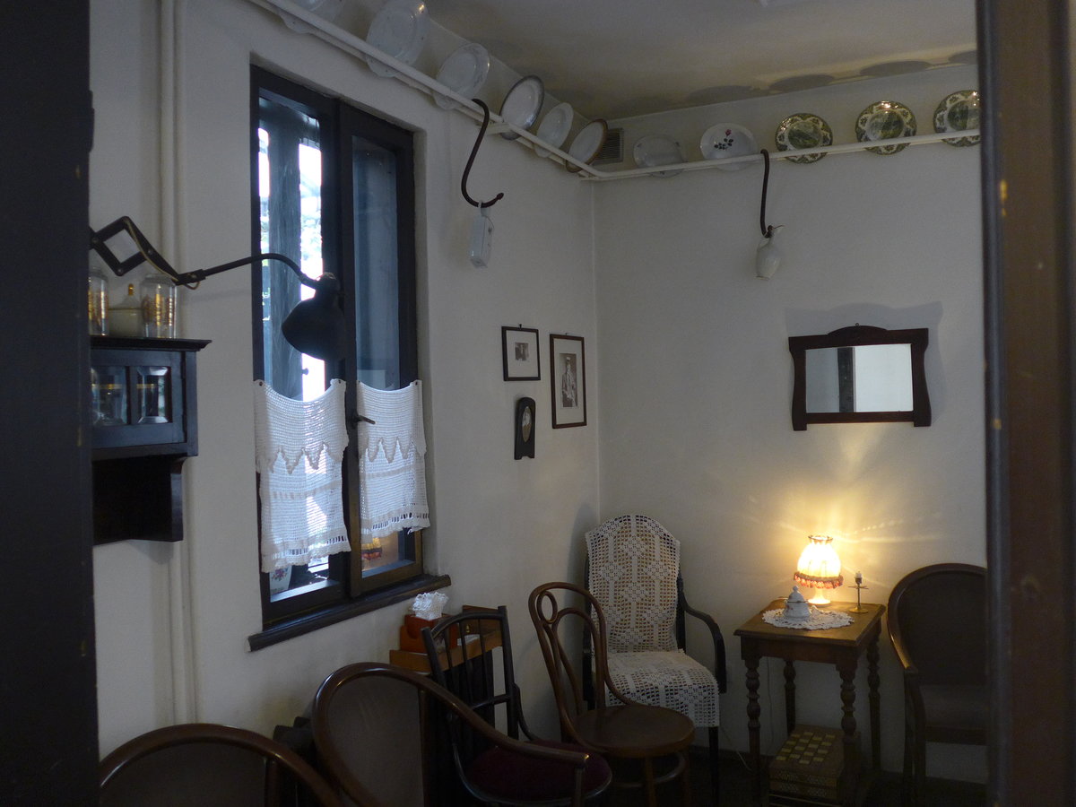 (206'962) - St�hle, Geschirr und Bilder im Checkpoint Charly am 2. Juli 2019 in Sofia