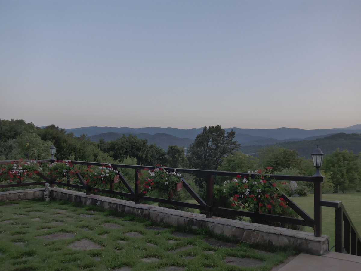 (206'976) - Auf dem Vorplatz des G�stehauses Milkana am 2. Juli 2019 in Gabrovo