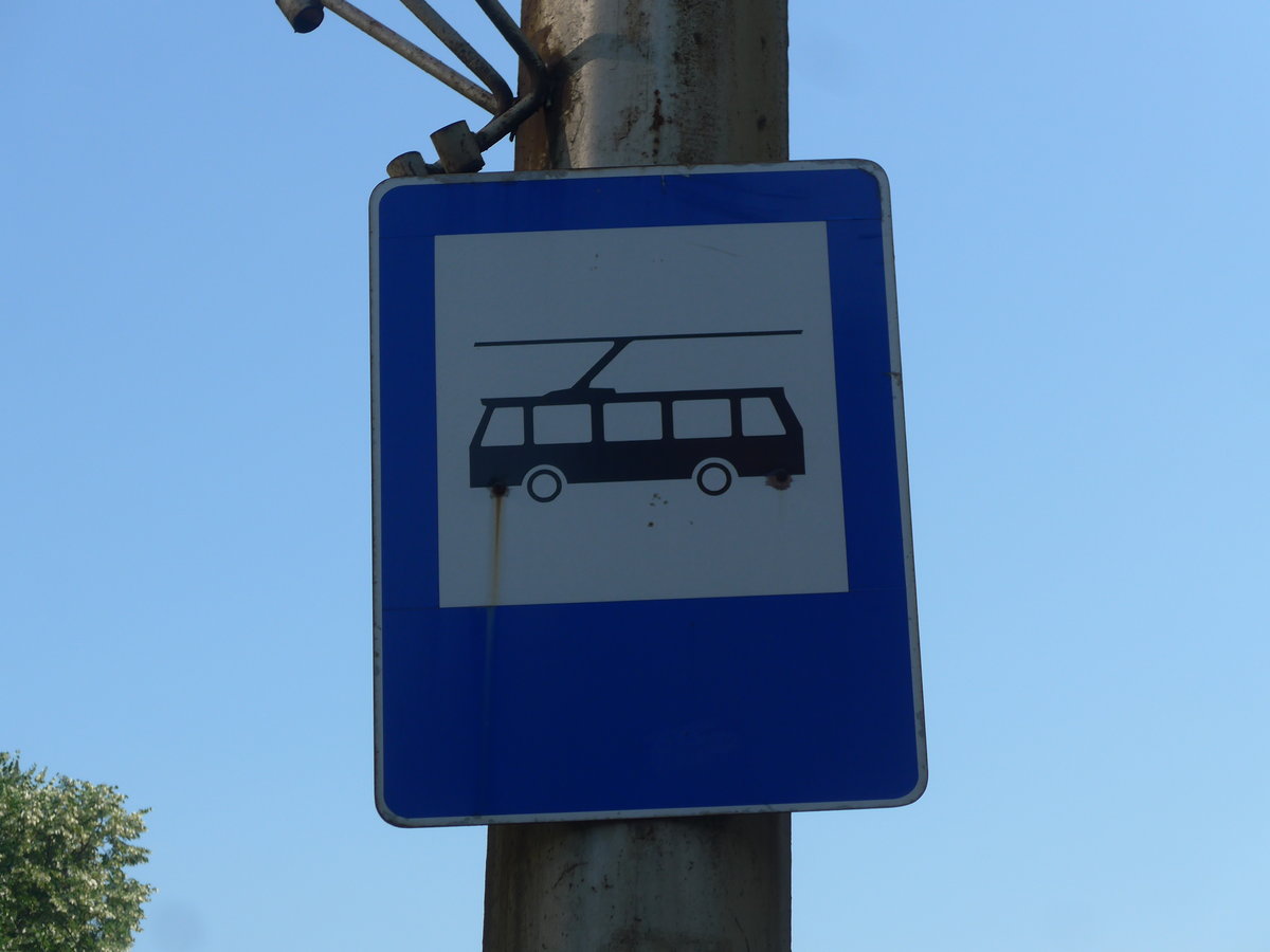 (207'153) - Trolleybus-Haltestelle (dieser wurde im Jahre 2013 eigestellt!) am 4. Juli 2019 in Gabrovo