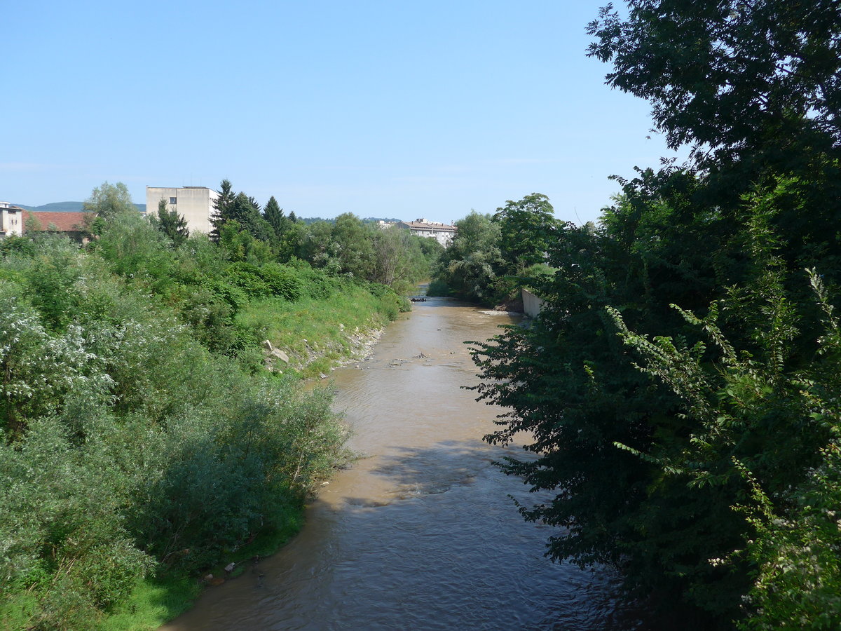 (207'163) - Die Jantra fliesst am 4. Juli 2019 durch Gabrovo
