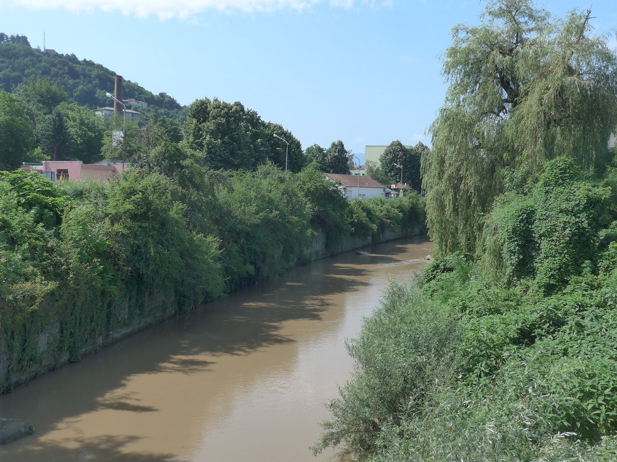(207'165) - Die Jantra fliesst am 4. Juli 2019 durch Gabrovo