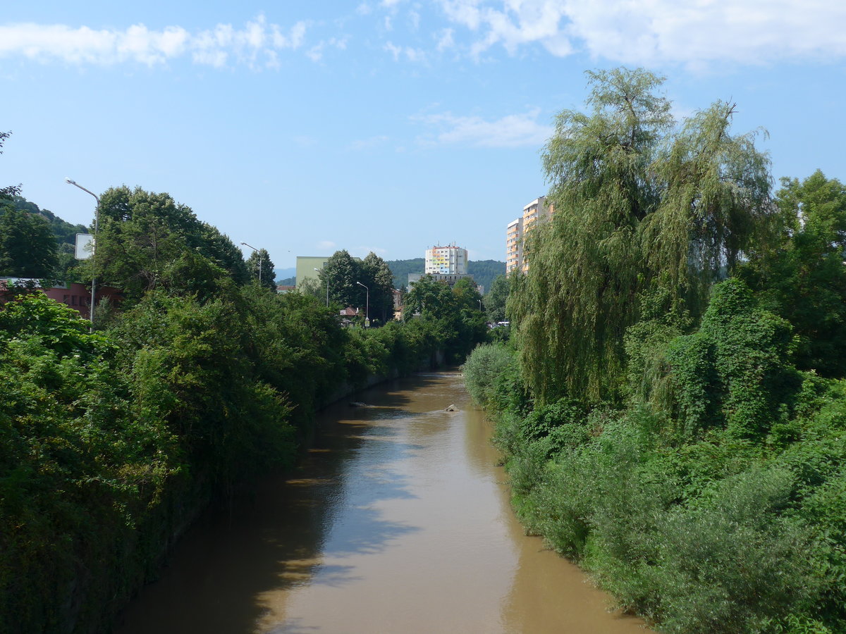 (207'166) - Die Jantra fliesst am 4. Juli 2019 durch Gabrovo