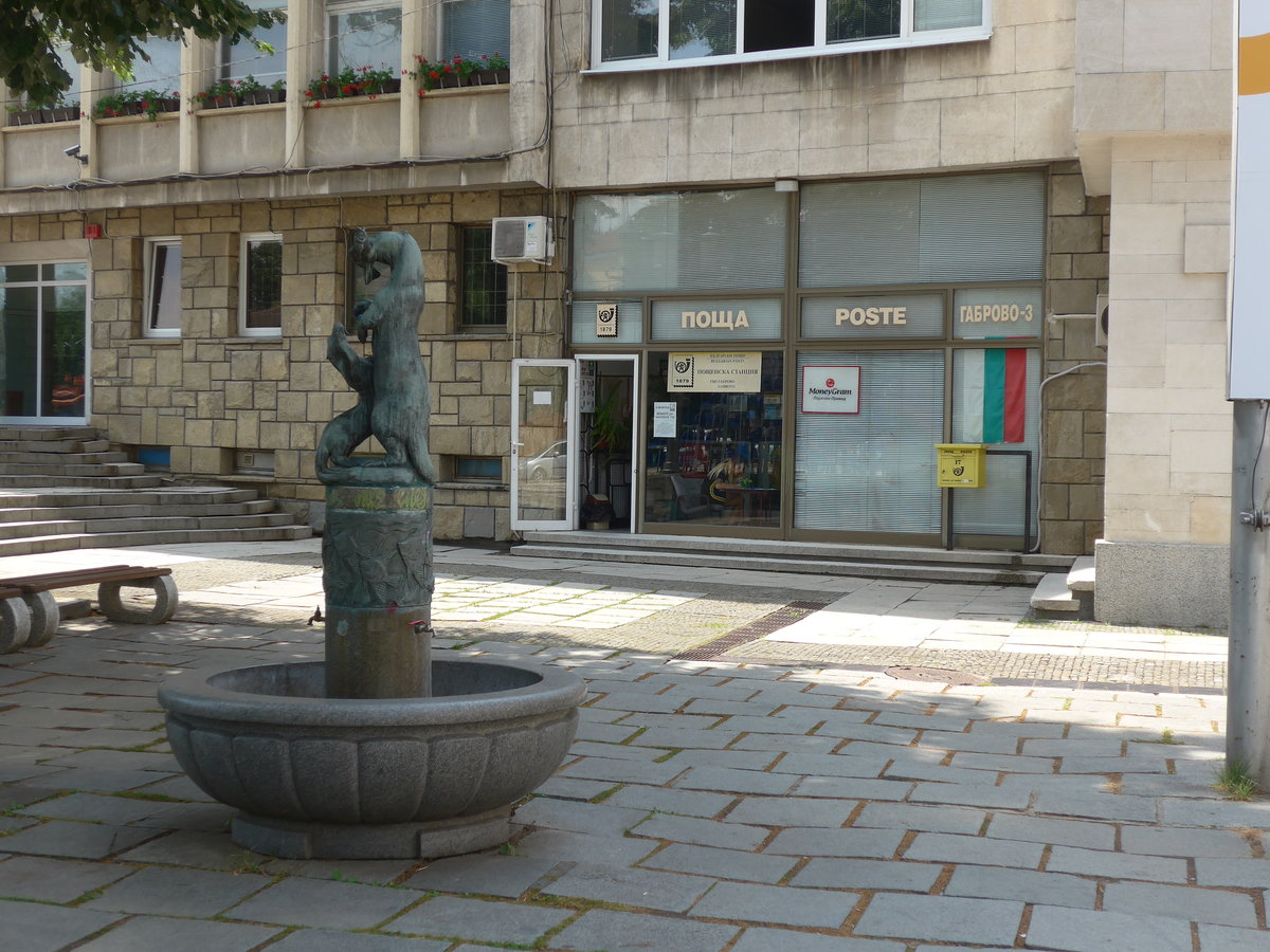 (207'238) - Brunnen und Post am 4. Juli 2019 in Gabrovo