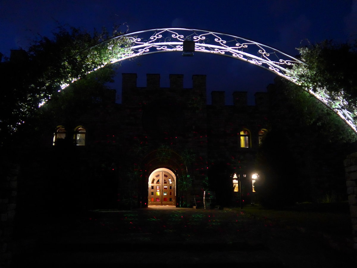 (207'314) - Beleuchteter Eingang beim Hotel am 4. Juli 2019 in Arbanasi