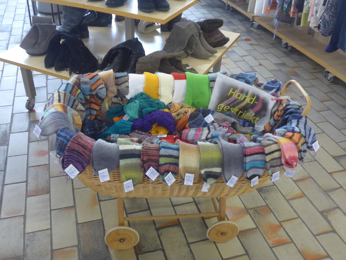 (210'490) - Handgestrickte Socken und M�tzen am 23. Oktober 2019 im BrockiShop Thun