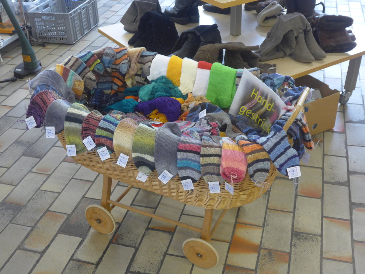 (210'491) - Handgestrickte Socken und M�tzen am 23. Oktober 2019 im BrockiShop Thun