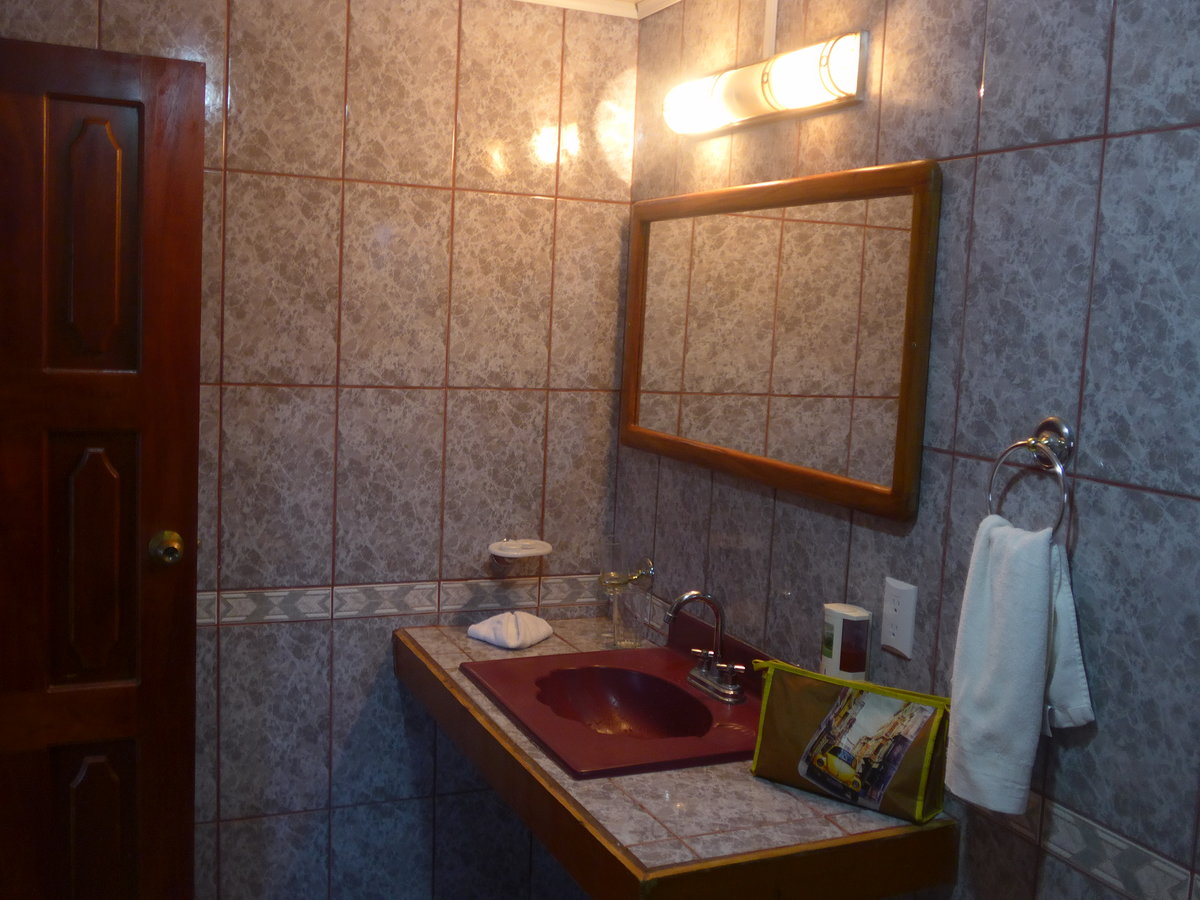 (211'139) - Badezimmer am 13. November 2019 in Nuevo Arenal, Hotel-Restaurant Los H�roes