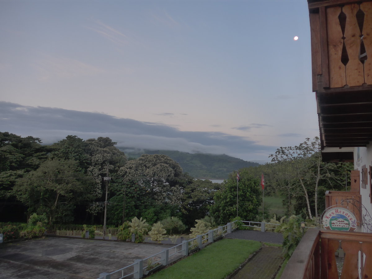 (211'143) - Aussicht vom Hotel-Restaurant Los H�roes am 14. November 2019 in Nuevo Arenal