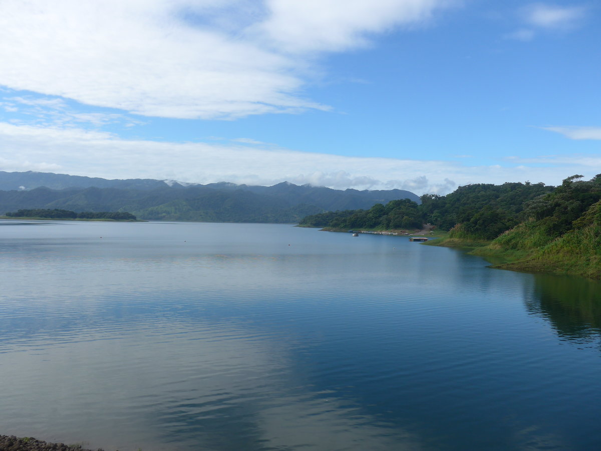 (211'146) - Der Arenalsee am 14. November 2019 in Arenal, Staudamm