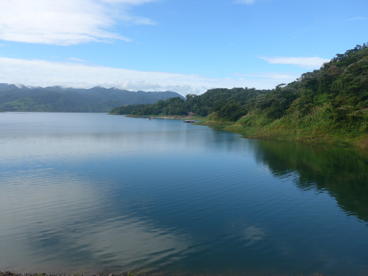 (211'148) - Der Arenalsee am 14. November 2019 in Arenal, Staudamm