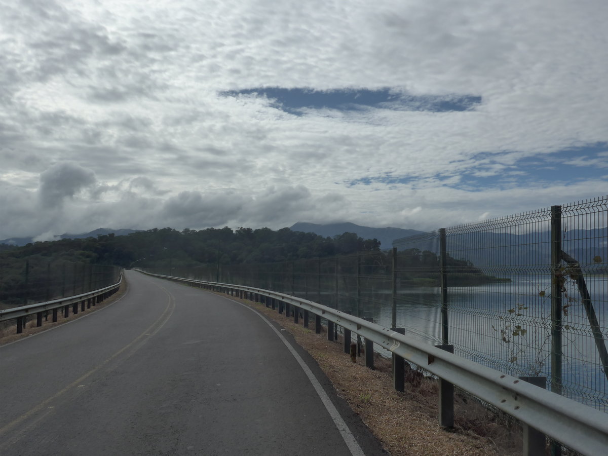 (211'149) - Der Arenal-Staudamm am 14. November 2019 in Arenal