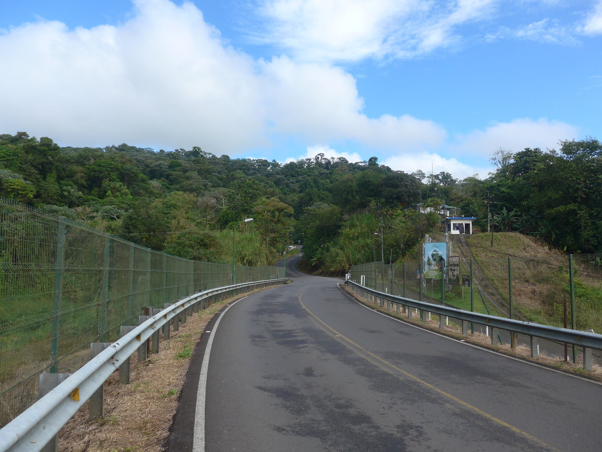 (211'150) - Der Arenal-Staudamm am 14. November 2019 in Arenal