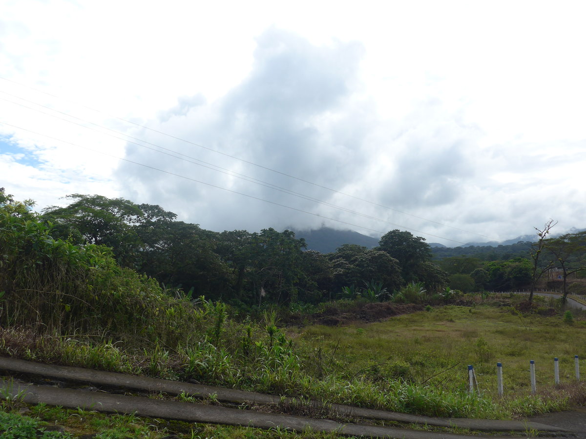 (211'152) - Der Arenal-Vulkan (im Nebel) am 14. November 2019 von Arenal aus