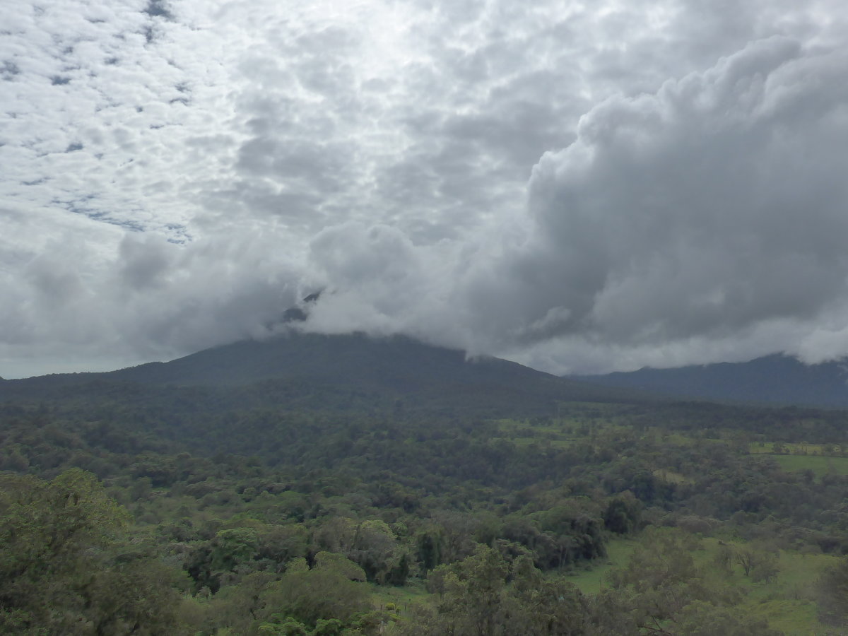 (211'159) - Der Arenal-Vulkan (im Nebel) am 14. November 2019 vom Mistico bei La Fortuna aus