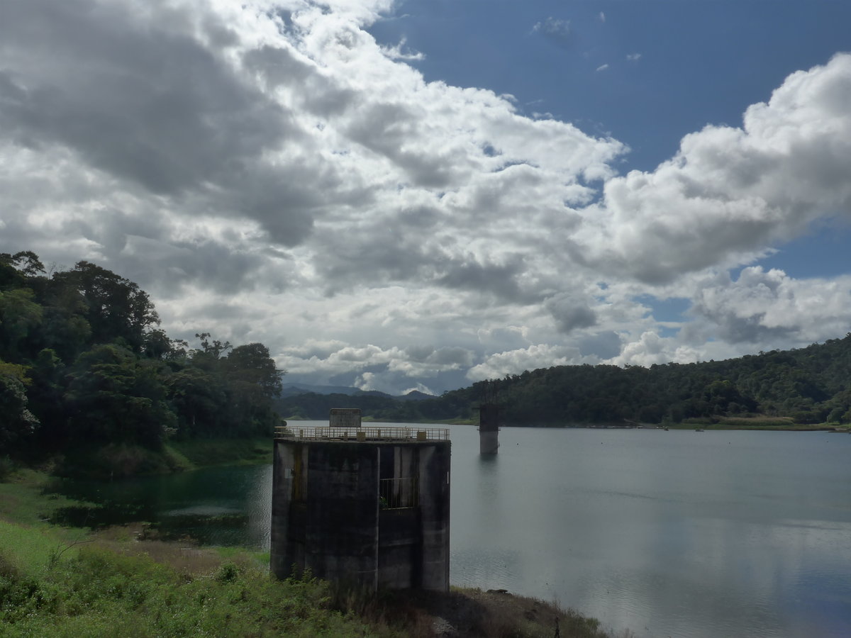 (211'271) - Der Arenalsee am 14. November 2019 in Arenal, Staudamm