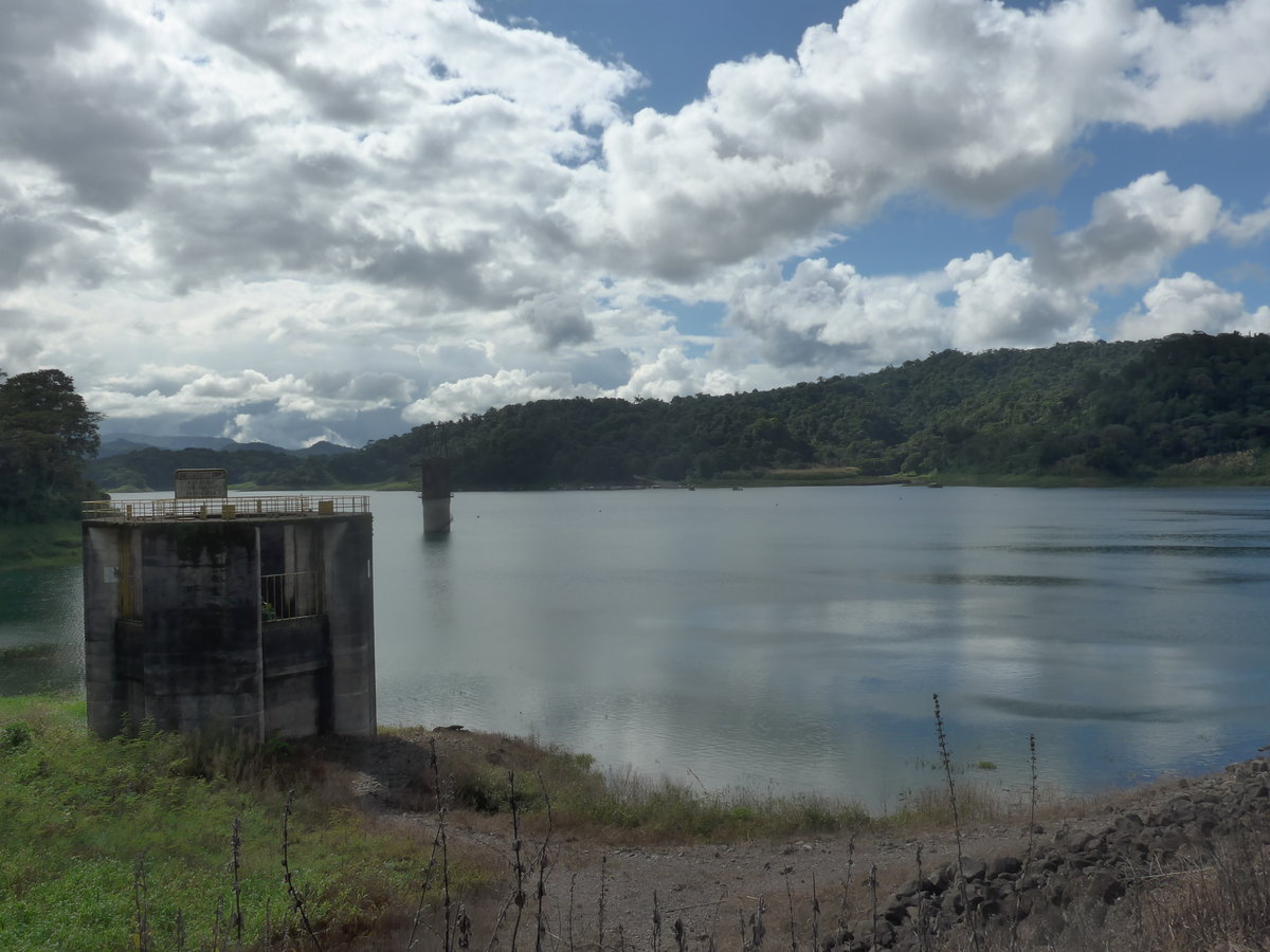 (211'272) - Der Arenalsee am 14. November 2019 in Arenal, Staudamm