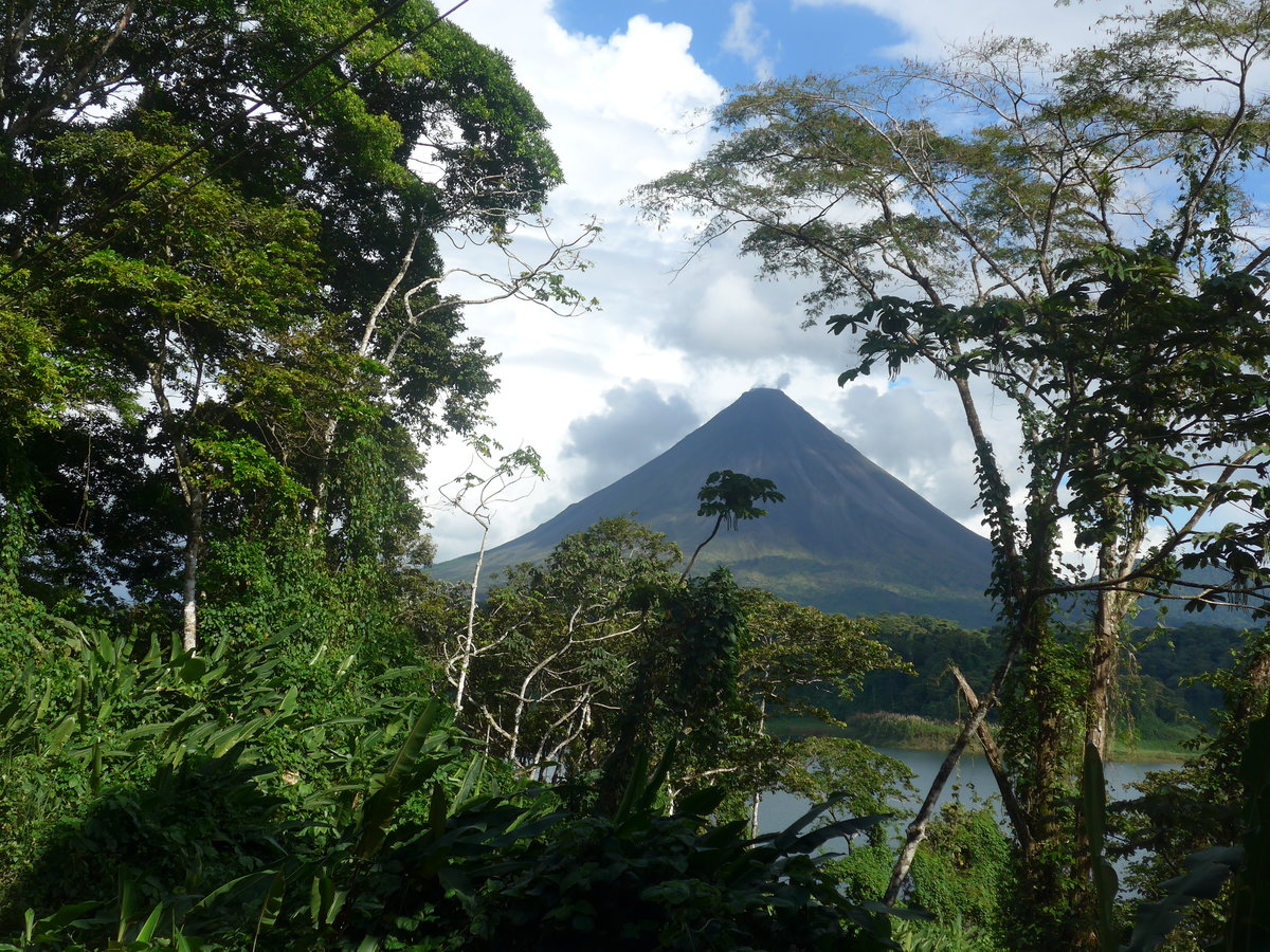 (211'277) - Der Vulkan Arenal am 14. November 2019 von Arenal aus