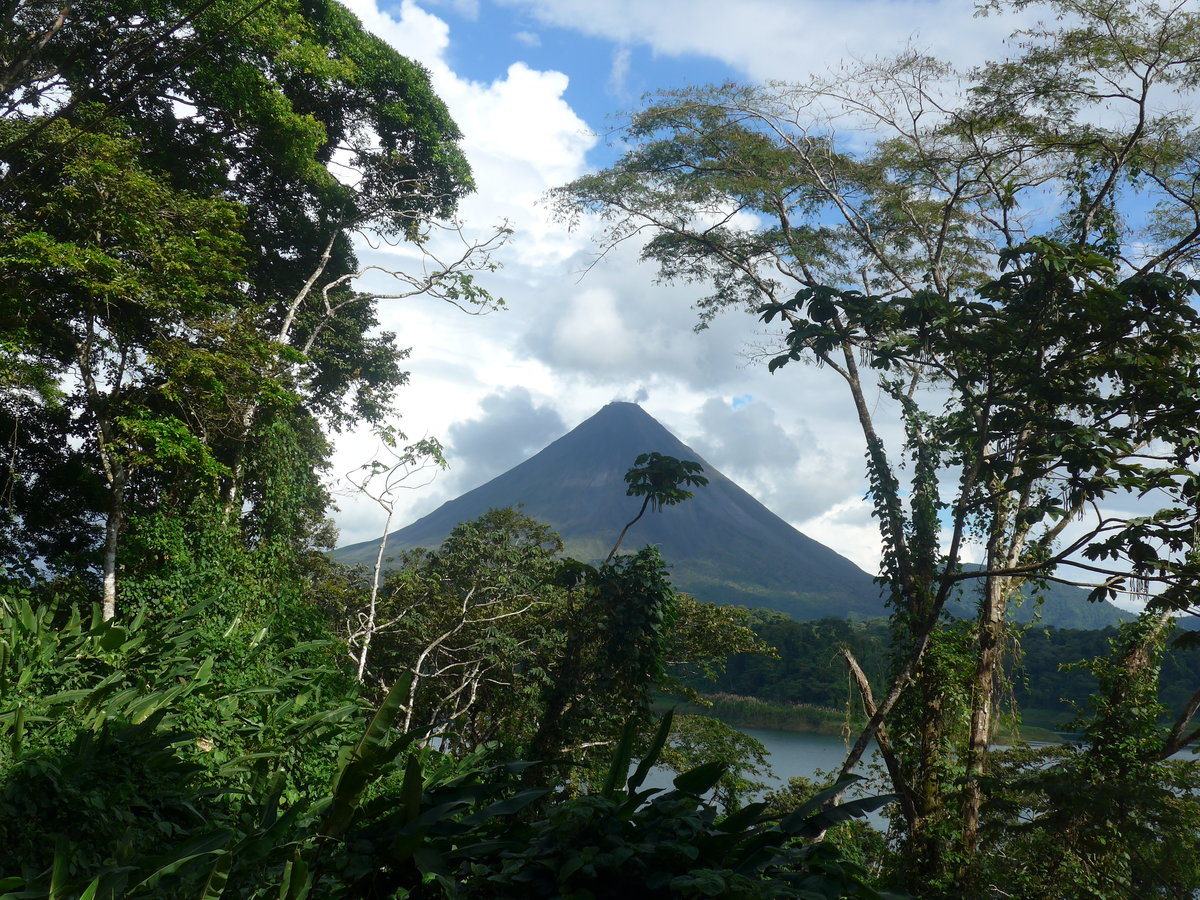 (211'278) - Der Vulkan Arenal am 14. November 2019 von Arenal aus