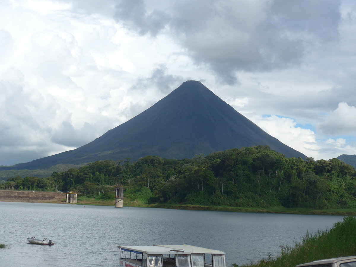 (211'284) - Der Vulkan Arenal mit Arenalsee am 14. November 2019 bei Arenal