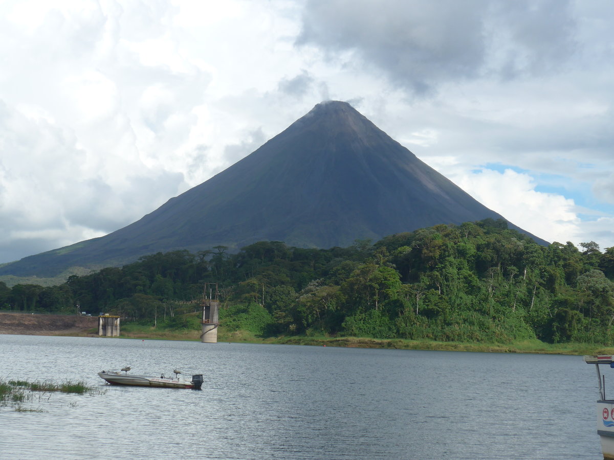 (211'286) - Der Vulkan Arenal mit Arenalsee am 14. November bei Arenal