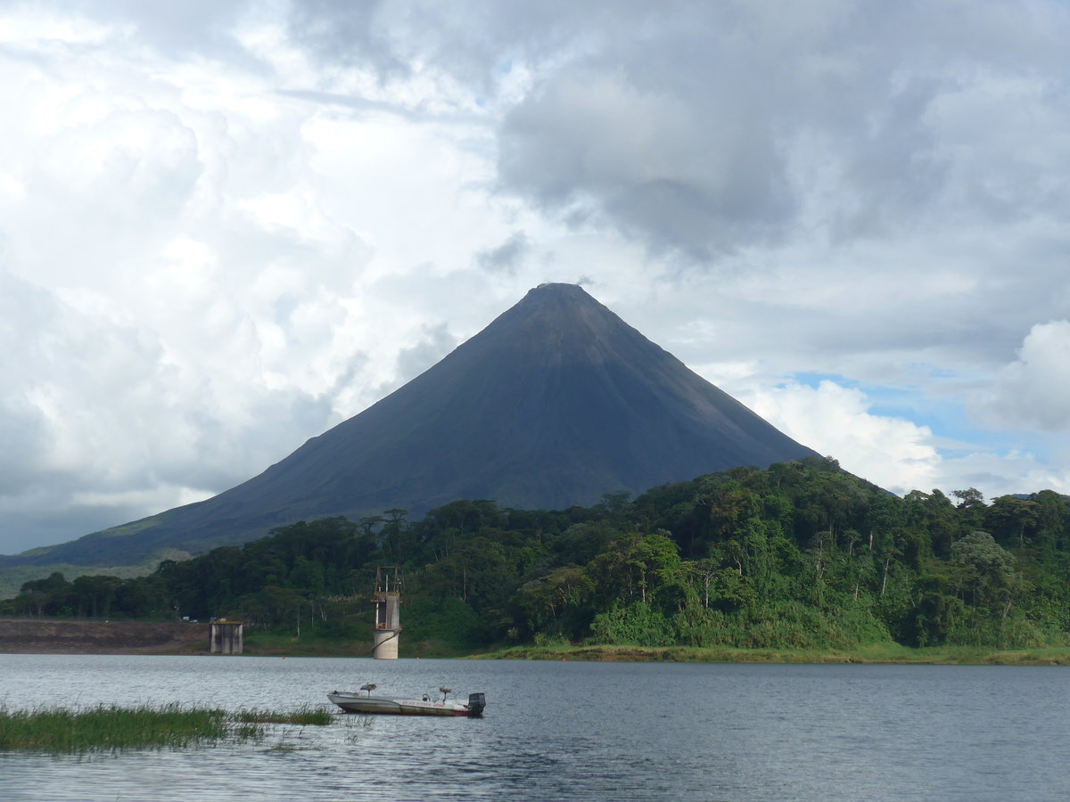 (211'287) - Der Vulkan Arenal mit Arenalsee am 14. November 2019 bei Arenal